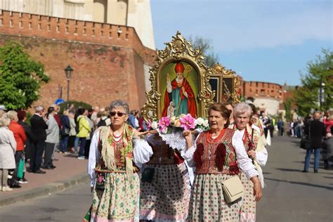 Krak W Tradycyjna Procesja Przesz A Z Wawelu Na Ska K Foto