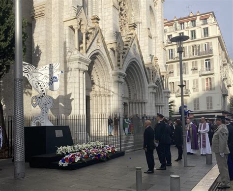 Une cérémonie touchante pour rendre hommage aux victimes de lattentat