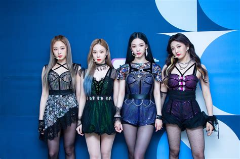 스브스케이팝 SBS KPOP on Twitter Stage outfits Aespa black mamba Global