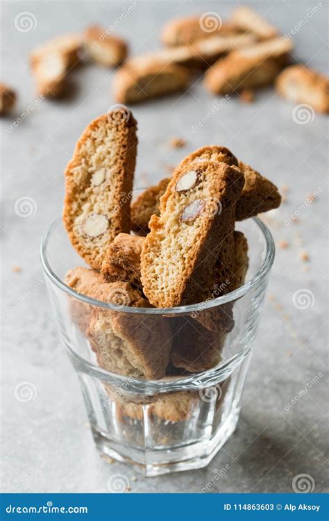 Las Galletas De Biscotti De Cantuccini Con Las Almendras Sirvieron En