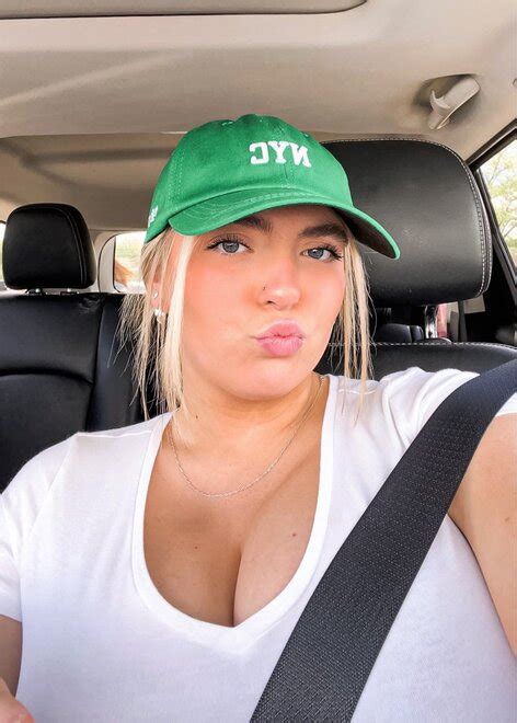 Thick TikToker Gets Her Huge Tits Out Vsco Porn Pic