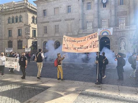 Unas Personas Protestan En Barcelona Contra El Cierre De Bares Y