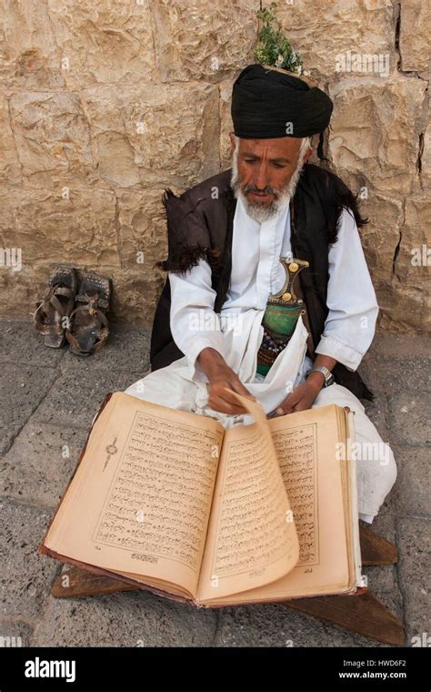 Imam reading quran hi-res stock photography and images - Alamy