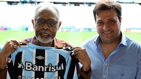 Grêmio recebe Gilberto Gil na Arena e presenteia o cantor o manto