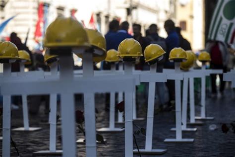 Incidenti Sul Lavoro Operaio Edile Enne Morto In Un Cantiere A Milano