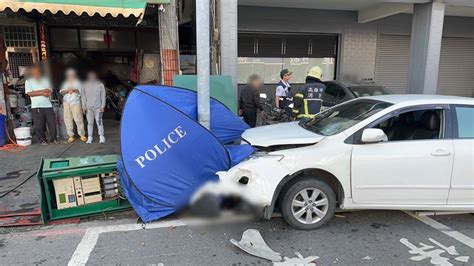 高雄嚴重車禍！自小客猛撞7機車 1騎士噴飛當場死亡 社會 三立新聞網 Setn