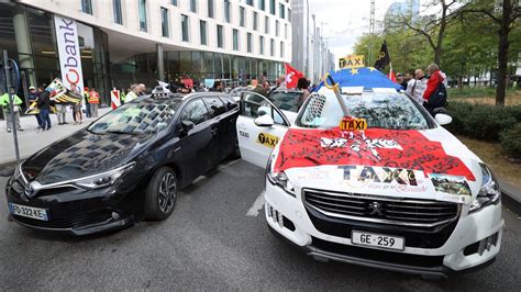 Brüksel de taksiciler Uber i protesto etti