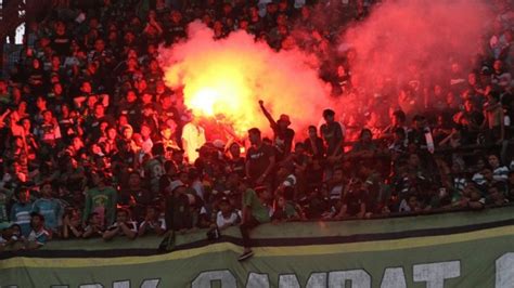 Foto Bonek Galang Dana Perbaiki Stadion Yang Rusak Usai Persebaya Vs Rans