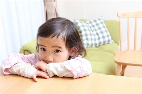 子どもが留守番するときの防犯ポイント！子ども見守りサービスもチェック ママリ