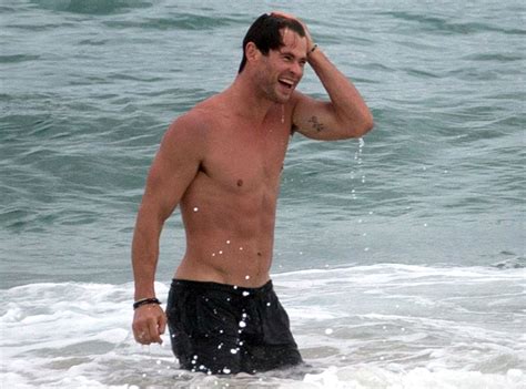 Chris Hemsworth Shirtless On The Beach Is The Perfect Way To End 2015