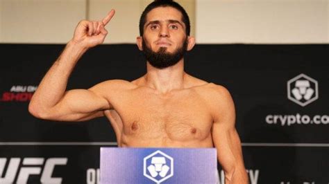 Juara UFC 280 Islam Makhachev Persembahkan Sabuk Juara Untuk Khabib