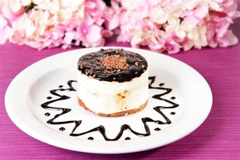 Premium Photo Sweet Cake With Chocolate On Plate On Table Close Up