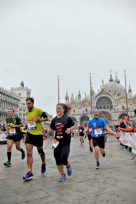 Venicemarathon La Maratona Di Venezia Per Immagini Il Gazzettino It