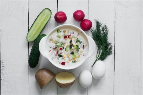 Okroshka sopa fría tradicional rusa de yogur de verano con verduras en