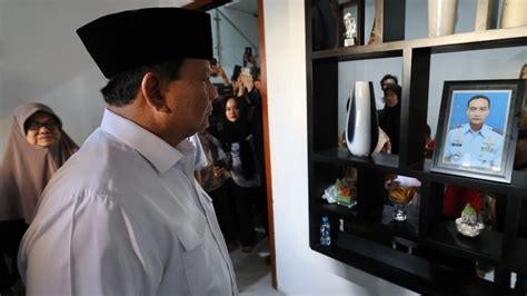 Foto Takziah Ke Rumah Duka Prabowo Siap Bantu Keluarga Korban Jatuhnya