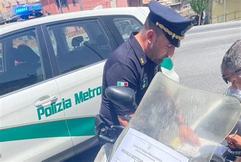 Messina passa col semaforo rosso ed è senza assicurazione beccato