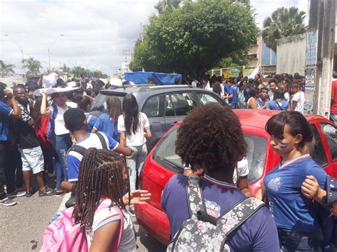 Pais Alunos E Professores Protestam Em Frente Ao Nre Contra Possível