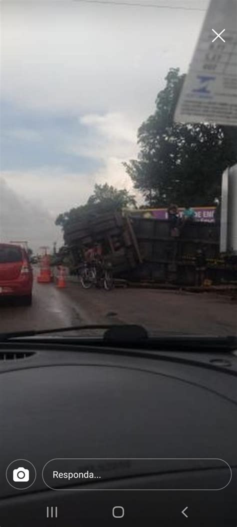 Caminh O Tomba E Provoca Grande Congestionamento Na Rodovia Br Em