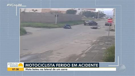 V Deo Motociclista Arremessado Ap S Batida Carro Em Cruzamento