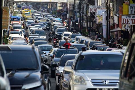 Foto Libur Panjang Arus Lalu Lintas Keluar Jakarta Mulai Padat