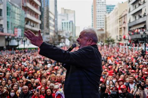 Da cadeia a um passo de voltar ao Planalto Lula tenta reeditar versão