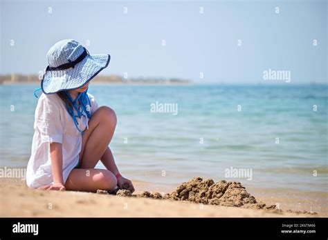 Kleines mädchen bikini strand allein Fotos und Bildmaterial in hoher