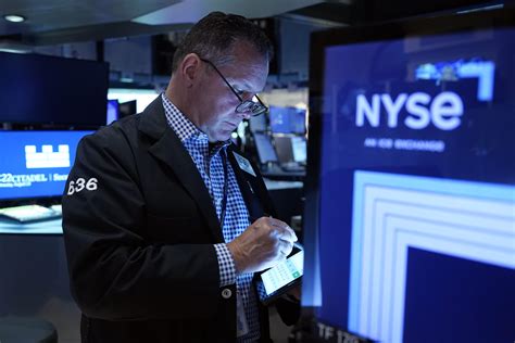 Wall Street abre con números mixtos y el Dow Jones baja 0 21