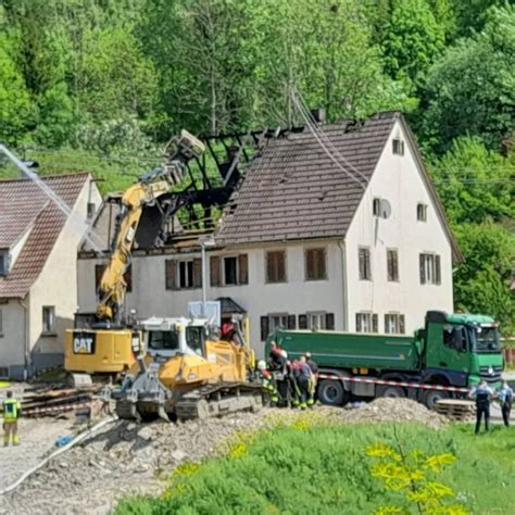 Brand Eines Einfamilienhauses Feuerwehrmann Verletzt Einsatzbericht