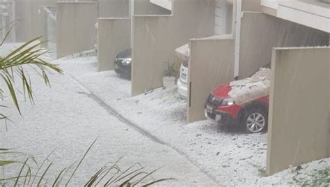 Chuva de granizo atinge vários bairros de Curitiba nesta terça 3