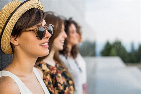 «portrait Of Four Girlfriends Leaning On The Wall Del Colaborador De