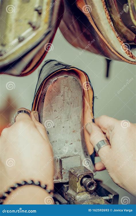 Proceso De Fabricación De Zapatos De Cuero En La Fábrica Imagen De Archivo Imagen De