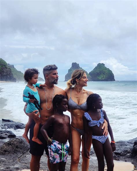 Giovanna Ewbank e Bruno Gagliasso curtem Noronha os três filhos