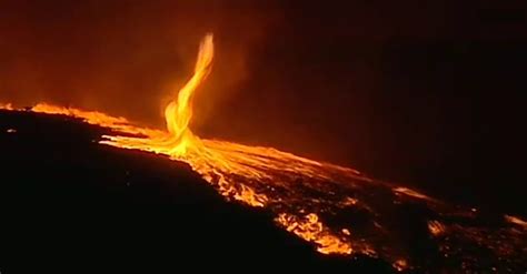 Un Rare Tourbillon De Feu Apparait Au Milieu Dun Incendie Au Portugal