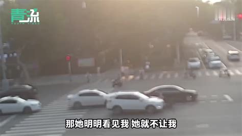 女子闯红灯被撞全责 质问交警：司机明明看见我了，她为啥不让我？手机新浪网