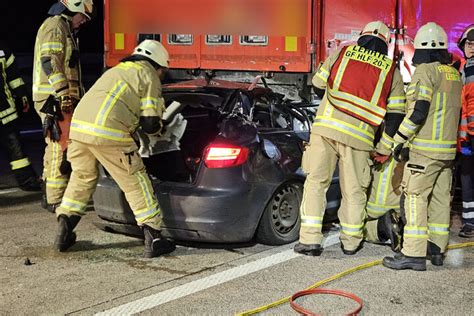 Unfall A7 Bei Hannover Audi Kracht In Laster Fahrerin Wird