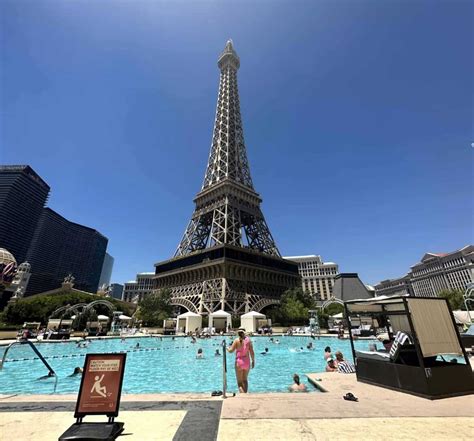 Harrah S Las Vegas Pools Season Hours And Amenities Midlife Miles