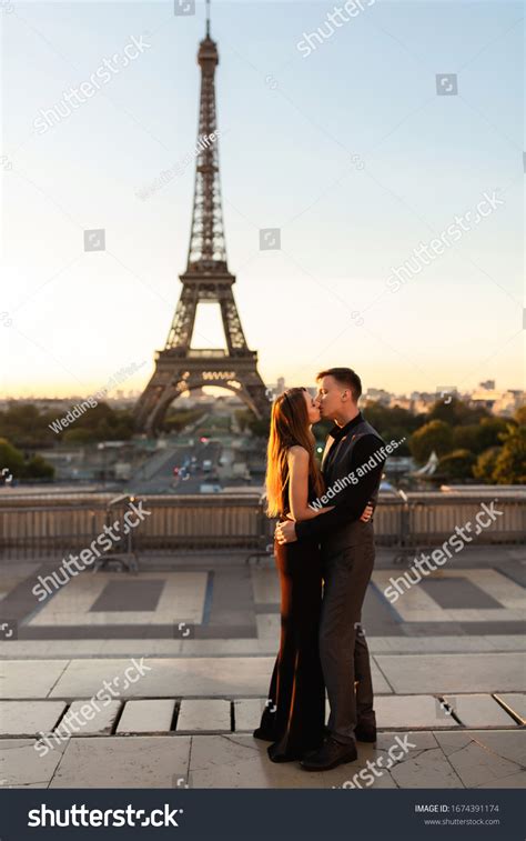 Romantic Couple Kisses Near Eiffel Tower Stock Photo 1674391174 ...