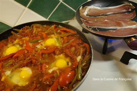 Piperade Accompagn E De Ses Oeufs Et Jambon De Bayonne Dans La