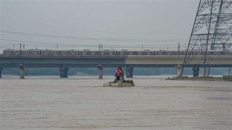 Delhi Yamuna River Water Level Crosses Warning Mark Again Himachal Uttarakhand Rains Latest News