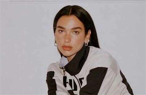 El Impresionante Look De Dua Lipa Minivestido Transparencias Y Un Accesorio De Lujo