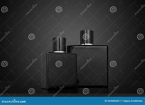 Duas Garrafas De Perfume Pretas Sobre Fundo Preto Imagem De Stock