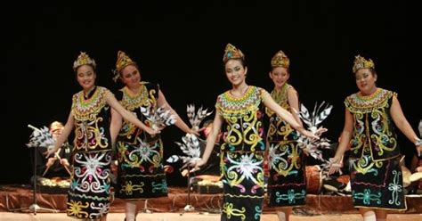 Tari Burung Enggang Kesenian Yang Diadaptasi Dari Burung Keramat Suku