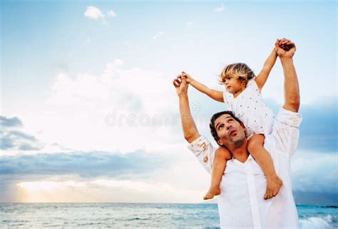 Sund älska Fader Och Dotter Som Tillsammans Spelar På Stranden