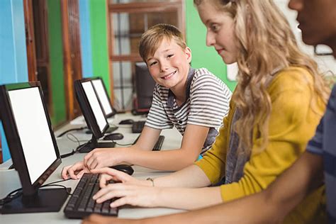 Fondo Estudiantes Sonrientes Que Estudian En El Aula De Inform Tica