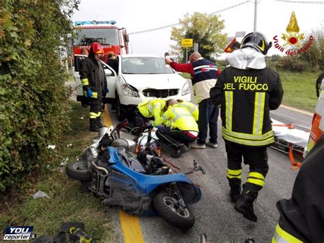 Scontro Tra Auto E Scooter Scooterista Rimane Incastrato YouReporter