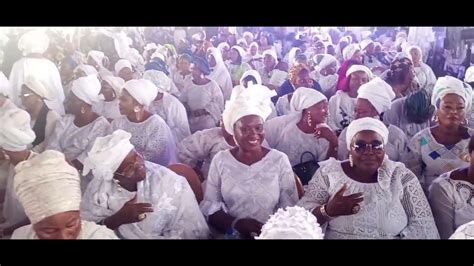 PASUMA ATTENDS TO GUESTS AS SAOTY AREWA SINGS AT 8 DAY FIDAU PRAYER OF