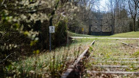 Ferrovia Della Valmorea C Un Ostacolo Sui Binari