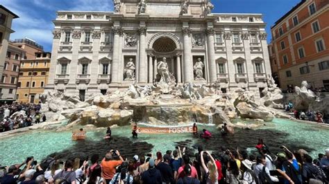 Tiñen de negro el agua de la Fontana di Trevi en Roma en protesta por