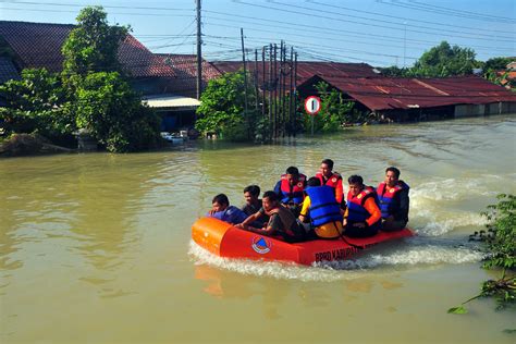 Jalan Pantura Denak Kudus Masih Terputus Akibat Banjir