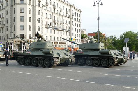 Ялалтын парадад оролцох танкнууд гудамж, зам сүйтгэж байна гэв | News.MN